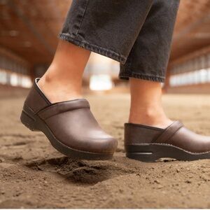 Dansko Profeasional Clogs 39 like new